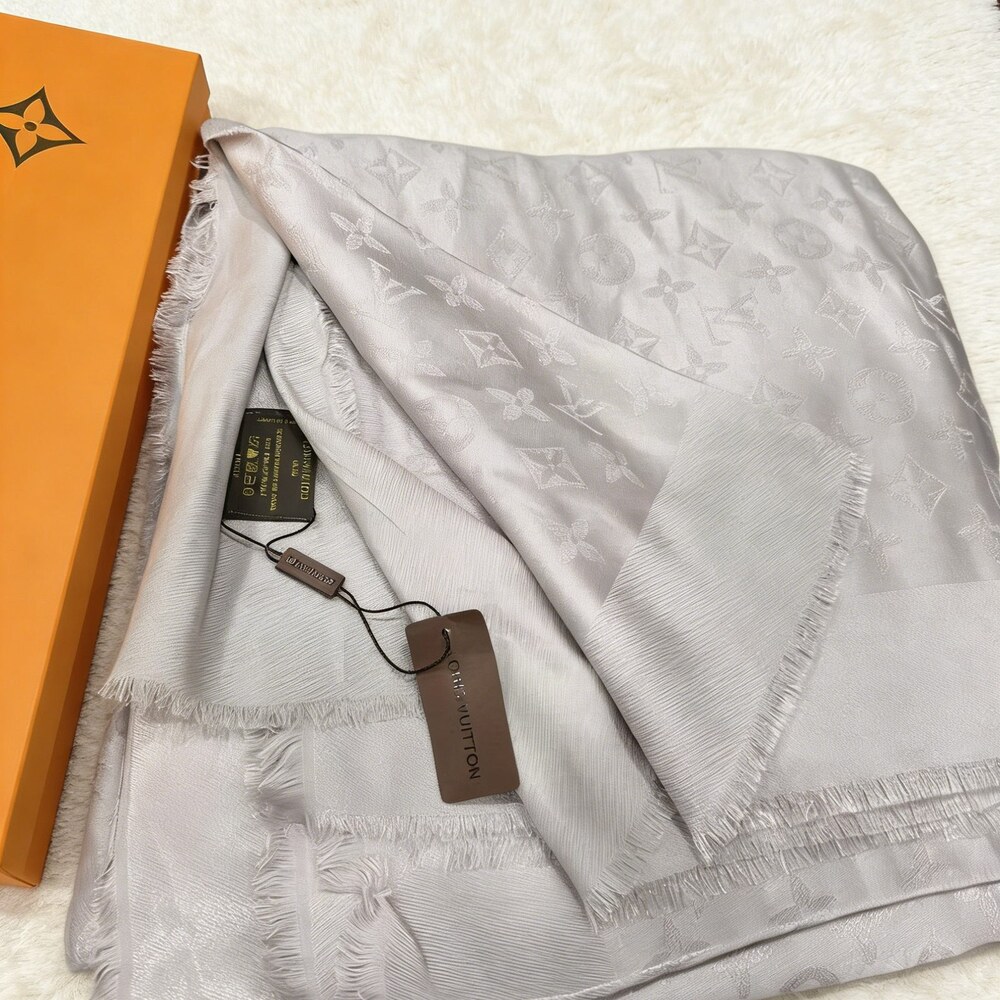 Louis Vuitton Pearl Gray Subtle Monogram Wrap - Picture 2 of 4